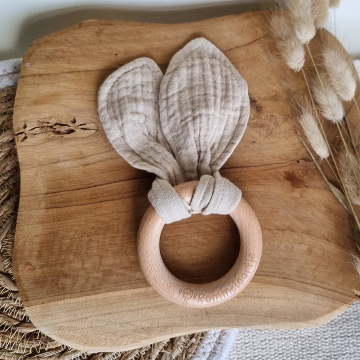 Beißring aus Holz mit weichen Hasenohren 15cm - Sand