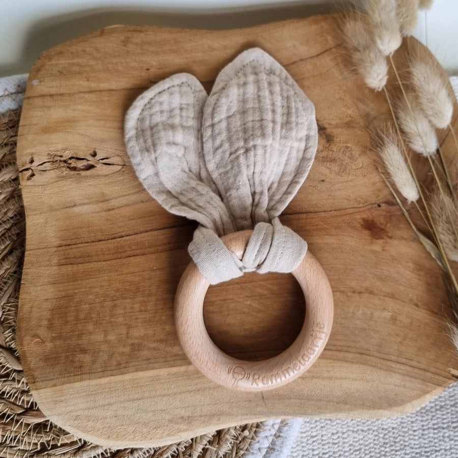 Beißring aus Holz mit weichen Hasenohren 15cm - Sand