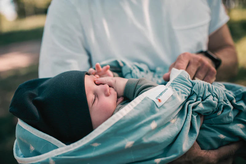 Snugglebundl mit Namen/Babytragehilfe mit Griffen/Einfach heben & legen im Schlaf/100% Bio-BW/Babywiegedecke für Eltern & Hebammen/Babyautositz-Decke