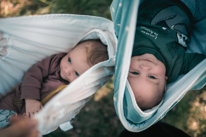 Snugglebundl mit Namen/Babytragehilfe mit Griffen/Einfach heben & legen im Schlaf/100% Bio-BW/Babywiegedecke für Eltern & Hebammen/Babyautositz-Decke