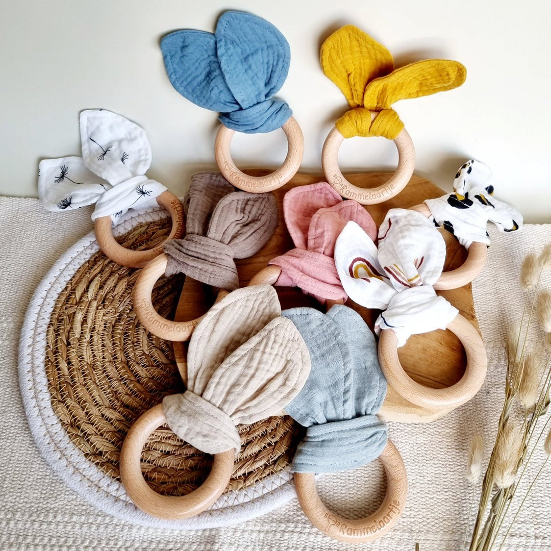 Beißring aus Holz mit weichen Hasenohren 15cm - Soft braun