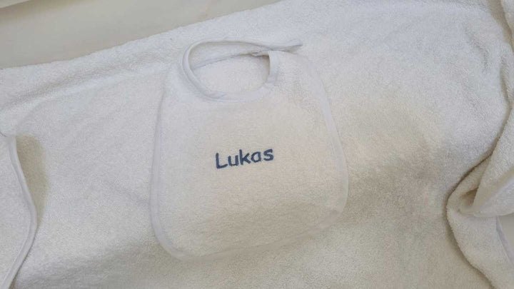Baby Frottee Laetzchen mit Namen bestickt in der Farbe Weiss aus 100% Bio Baumwolle