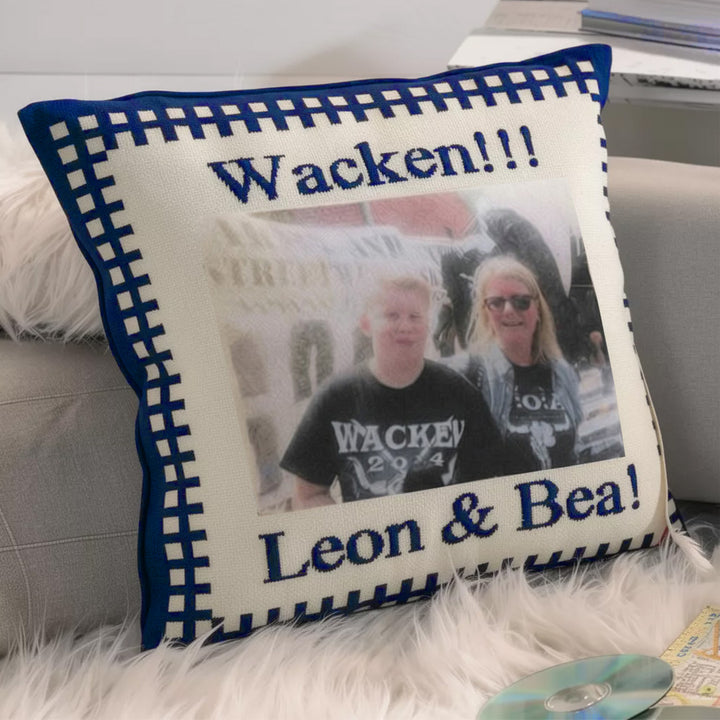 Herzenliebe Kissenhülle in Marine mit Herzmotiven, weiches Stoffdesign, ideal für Dekoration und Komfort.