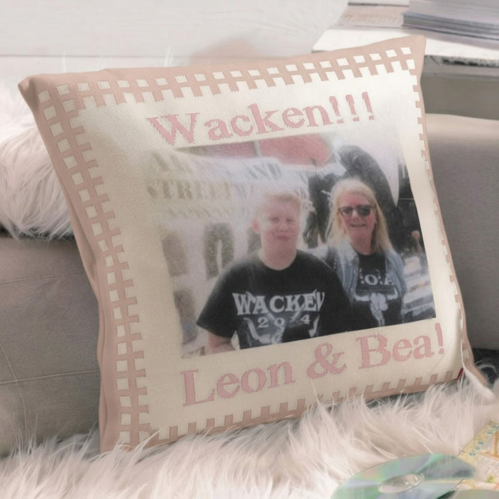 Weiche Foto-Kissenhülle HERZENSLIEB in Puderfarbe mit Herzmotiven, ideal für gemütliche Dekorationen und Geschenke.