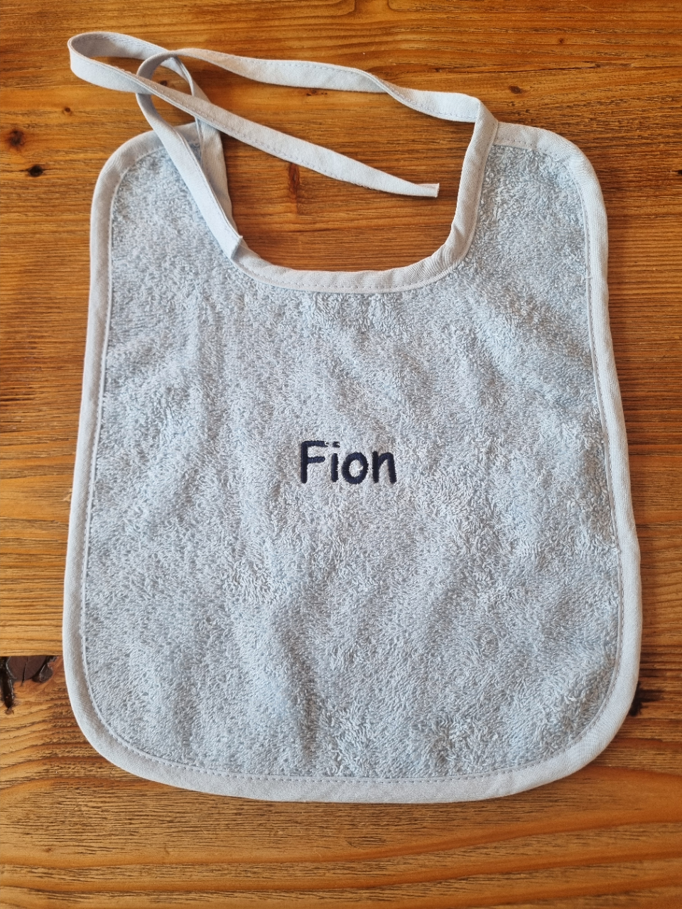 Frottee-Lätzchen mit Namen in Hellblau & Weiß