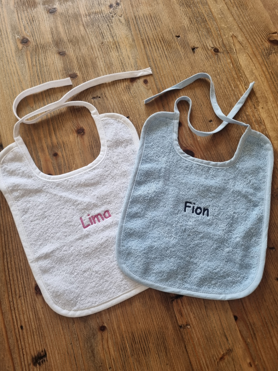 Frottee-Lätzchen mit Namen in Hellblau & Weiß