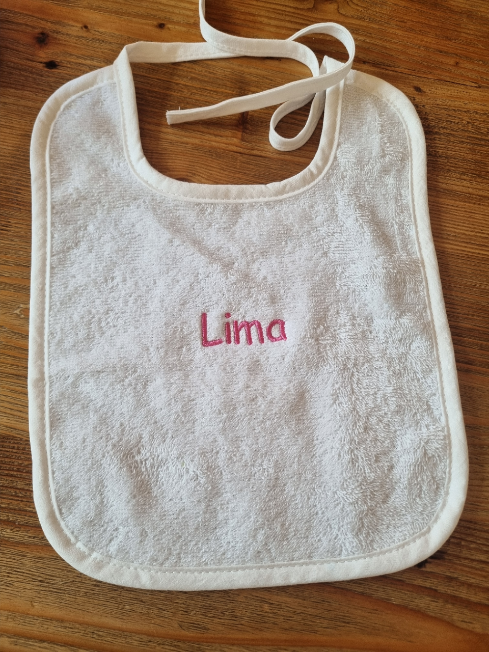 Frottee-Lätzchen mit Namen in Hellblau & Weiß