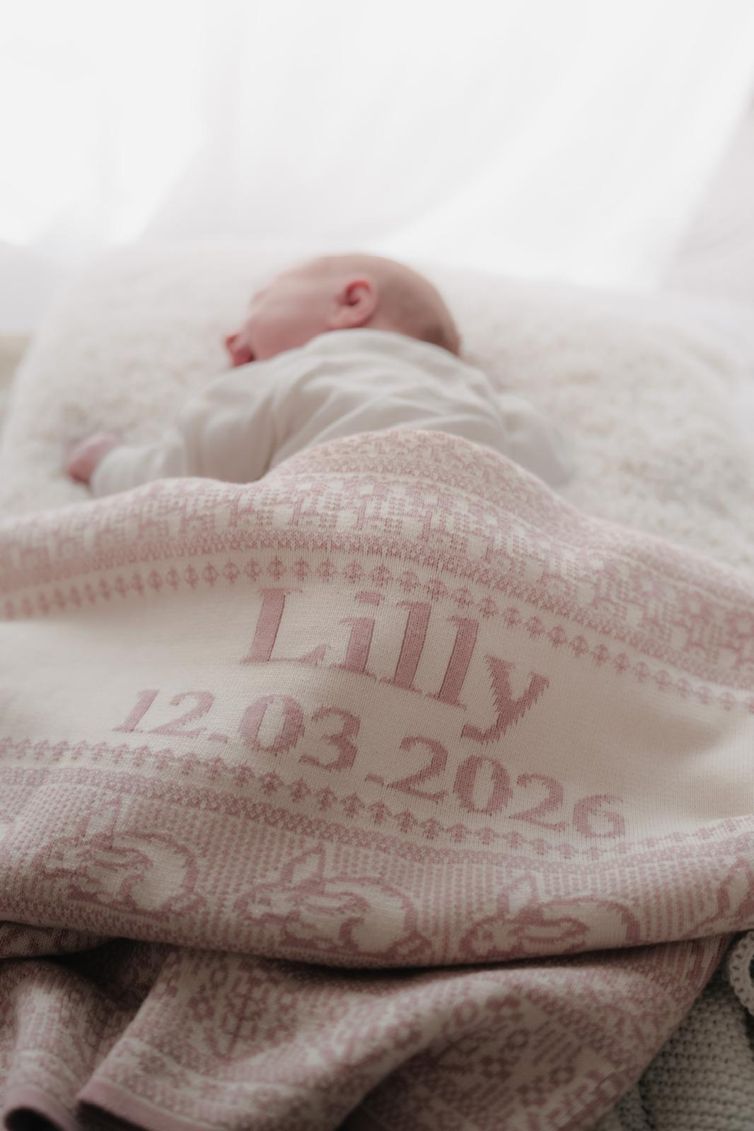 Babydecke von babydecke.de mit personalisiertem Namen, dekorativem Skandinavien-Design und weichem Material für Neugeborene.