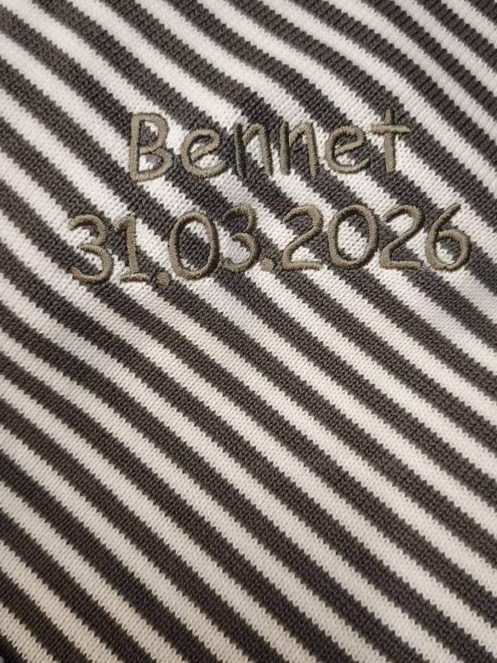 Bio Babydecke mit Namen, Ringelstreifen Muster, weiche Decke von babydecke.de, ideal für Neugeborene und kleine Kinder