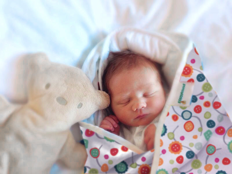 Snugglebundl Baby BUTTONS/Babytragehilfe mit Griffen/Einfach heben & legen im Schlaf/100% Bio-BW/Babywiegedecke für Eltern & Hebammen/Babyautositz-Decke