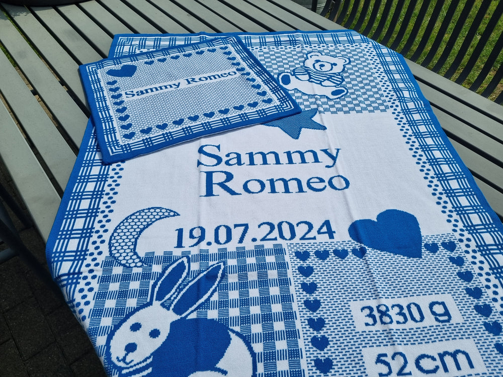 Sparset Babydecke und Kissenhülle Kuschelmich mit Namen in Royalblau aus 100% Biobaumwolle