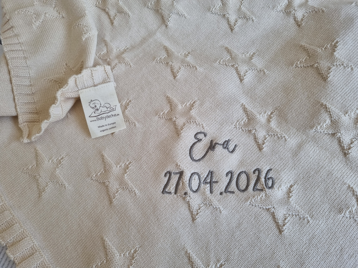 Weiche BIO Babydecke STARS mit Namen von babydecke.de, cremefarbene Decke mit Sternen und personalisierter Stickerei.