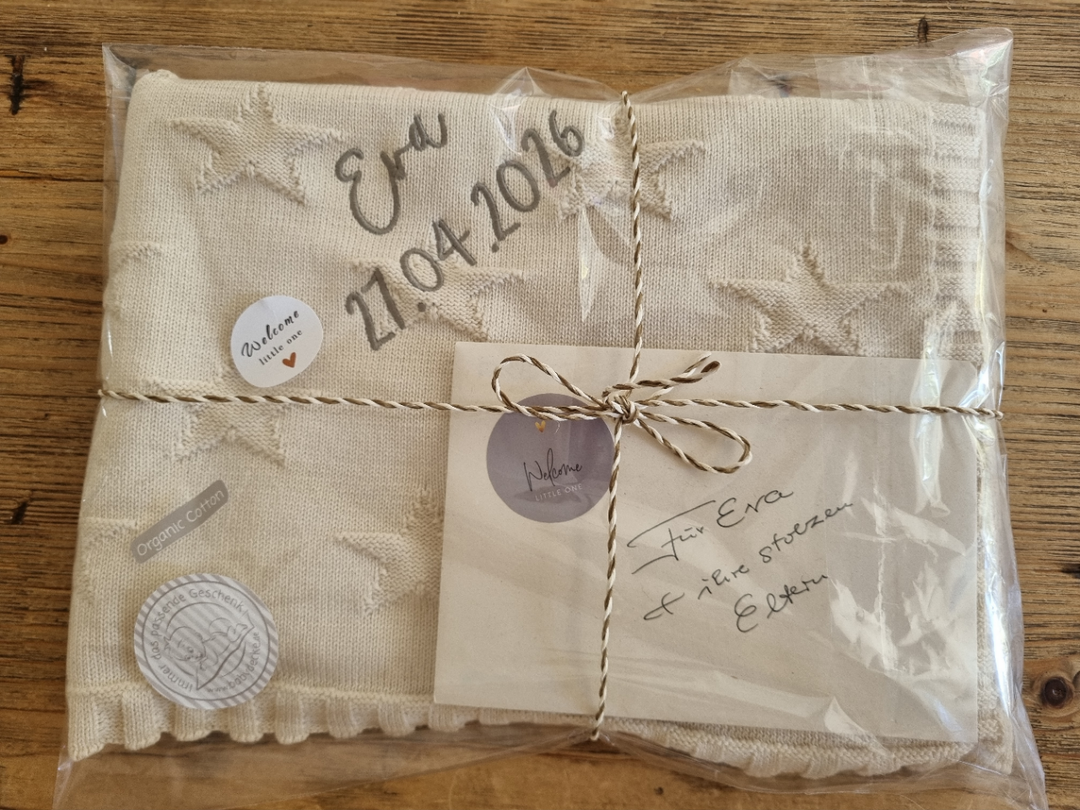 Weiche Bio Babydecke mit Sternen in Creme von babydecke.de, personalisiert mit Namen für Babys.