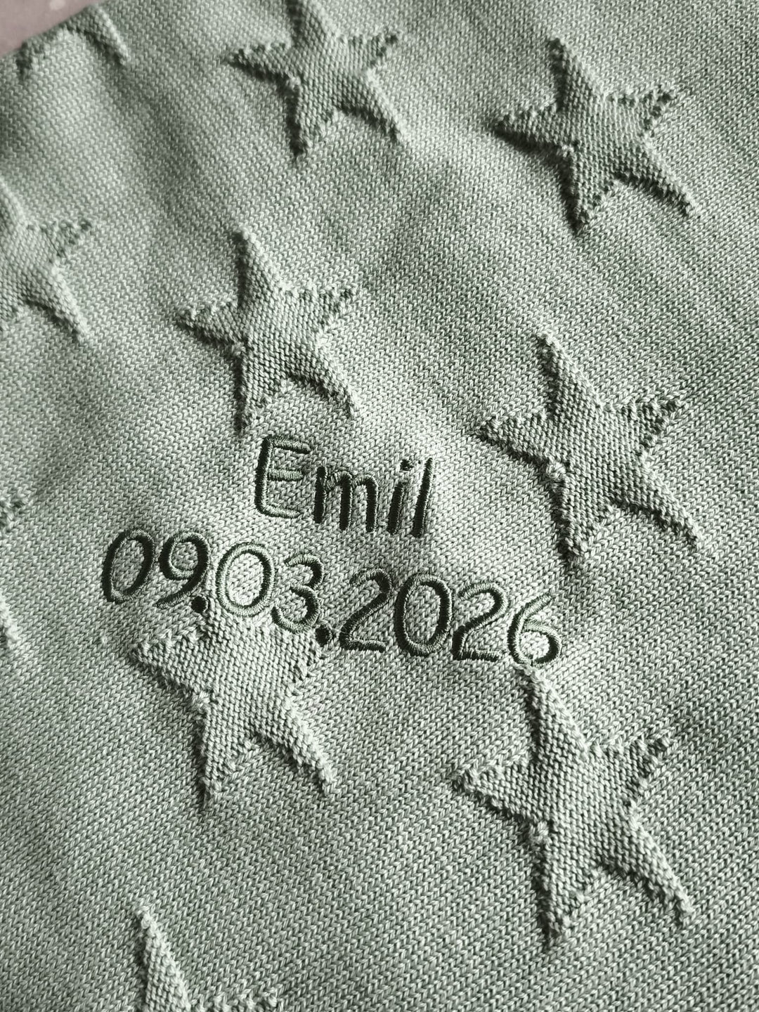 Bio Babydecke STARS in Mint mit Stickname, weiche Baumwolldecke mit Sternenmuster in Jadegrün von babydecke.de
