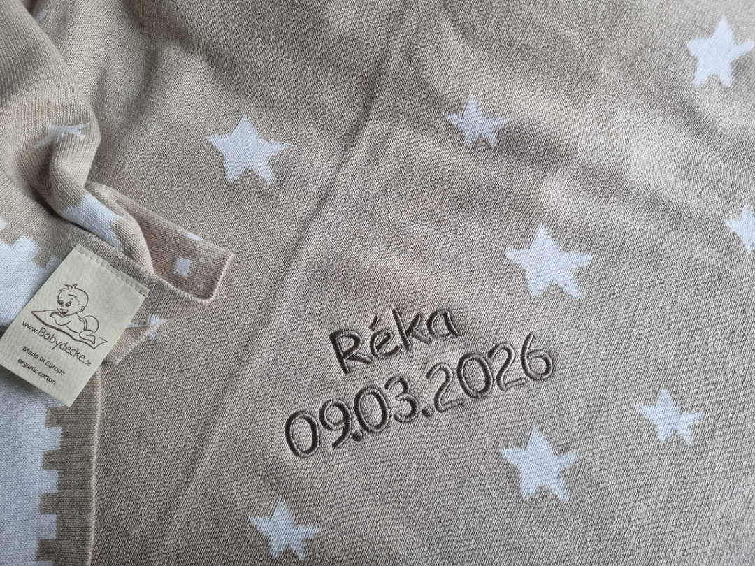 Beige Babydecke mit Sternenhimmel-Design von babydecke.de, weiche Bio-Babydecke mit Namen personalisiert, ideal für Neugeborene