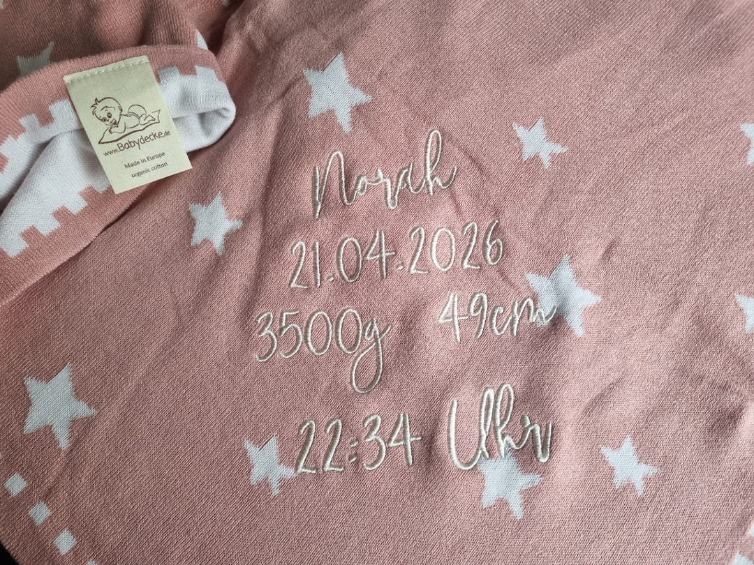 Weiche Bio Babydecke mit Sternenhimmel-Design in Puder und personalisierter Stickschrift von babydecke.de.