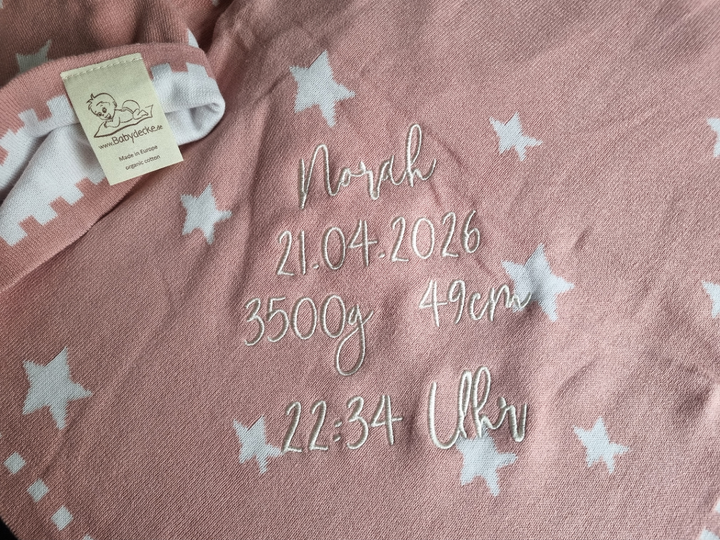 Weiche Bio Babydecke mit Sternenhimmel-Design in Puder und personalisierter Stickschrift von babydecke.de.
