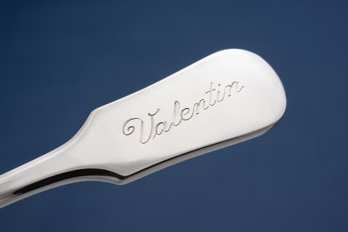 Silberner Geburts- und Tauflöffel von babydecke.de mit Gravur, im Geschenketui, detailreiche Oberfläche, ideal für Taufgeschenke