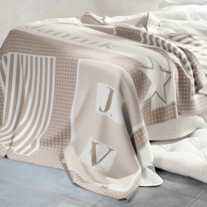 Große beige Baumwoll-Kuscheldecke von babydecke.de, weich und bequem für angenehmen Komfort.