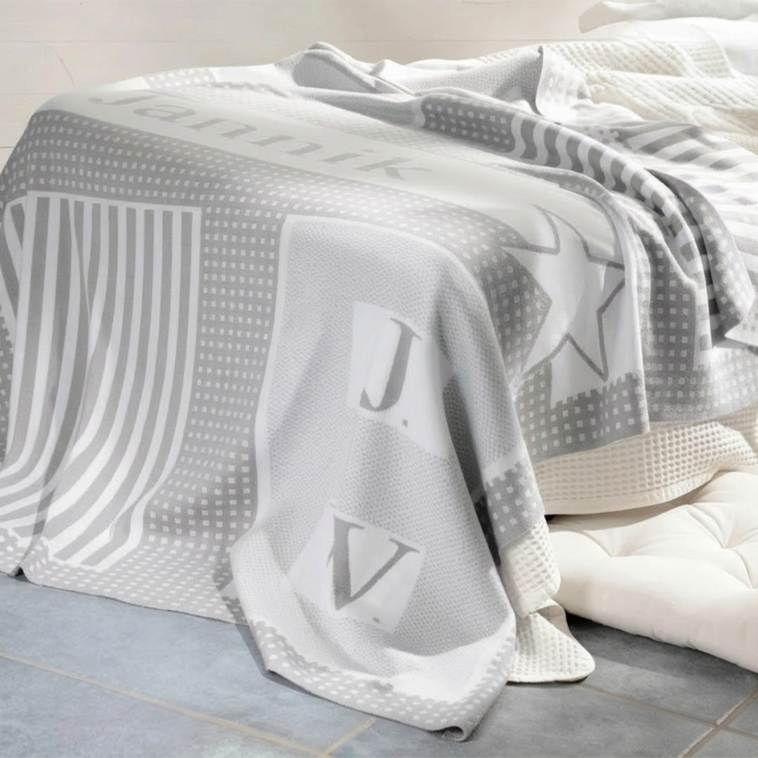 Große graue Bio-Baumwoll-Kuscheldecke mit Kronenmuster, weich und angenehm für Babys und Kleinkinder.