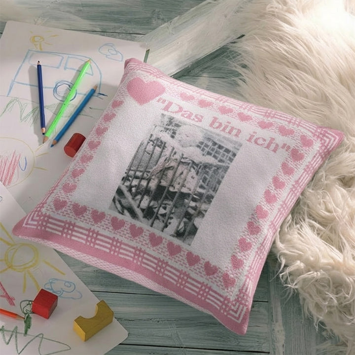 Rosa Foto-Kissenhülle KUSCHELMICH von babydecke.de, weiche Textur, ideal zum Kuscheln und Dekorieren, mit niedlichem Design.